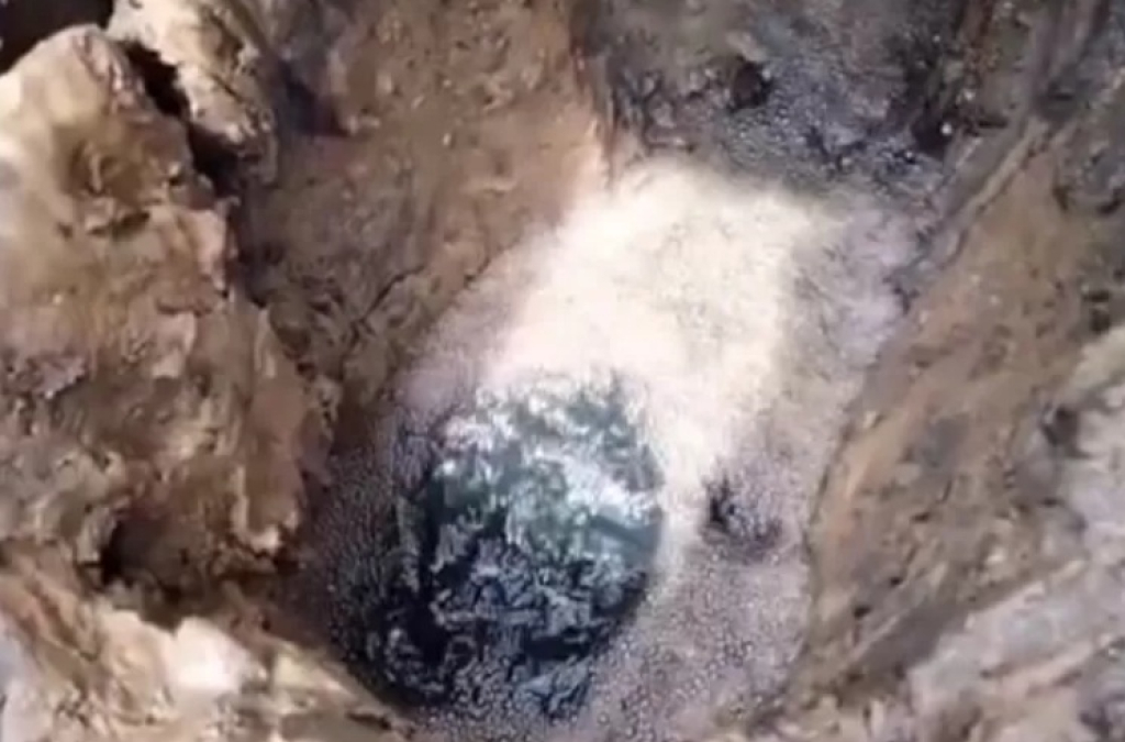 Tangkapan layar video. Sumur Bor di Desa Panyaksagan, Kecamatan Klampis Bangkalan yang mengeluarkan cairan mirip Pertalite. SP/ BNG