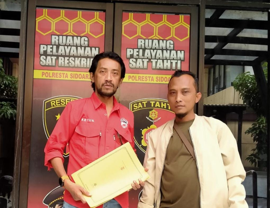 Fahmi Rosydi, ketua Pemuda Lira Sidoarjo, bersama Imam Effendi saat melaporkan dugaan korupsi dana desa Jeruklegi di Polresta Sidoarjo. SP/JUM