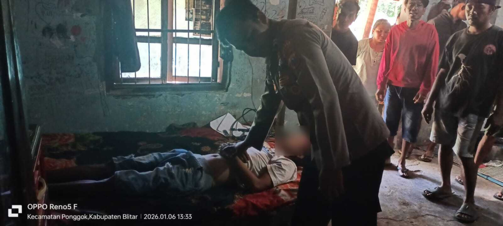 Petugas usai mengevakuasi jenazah korban. SP/Lestariono