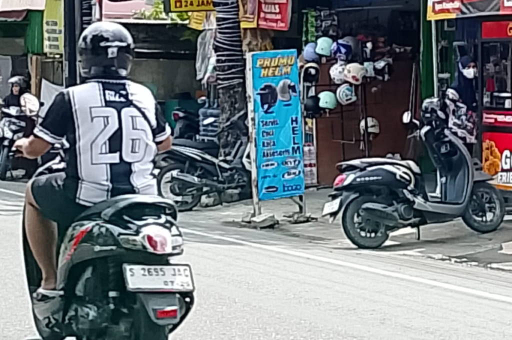Toko kelontong di Lamongan mulai marak, bahkan keberadaanya dianggap menganggu pengguna jalan karena trotoar digunakan untuk menumpuk barang dagangan. SP/MUHAJIRIN