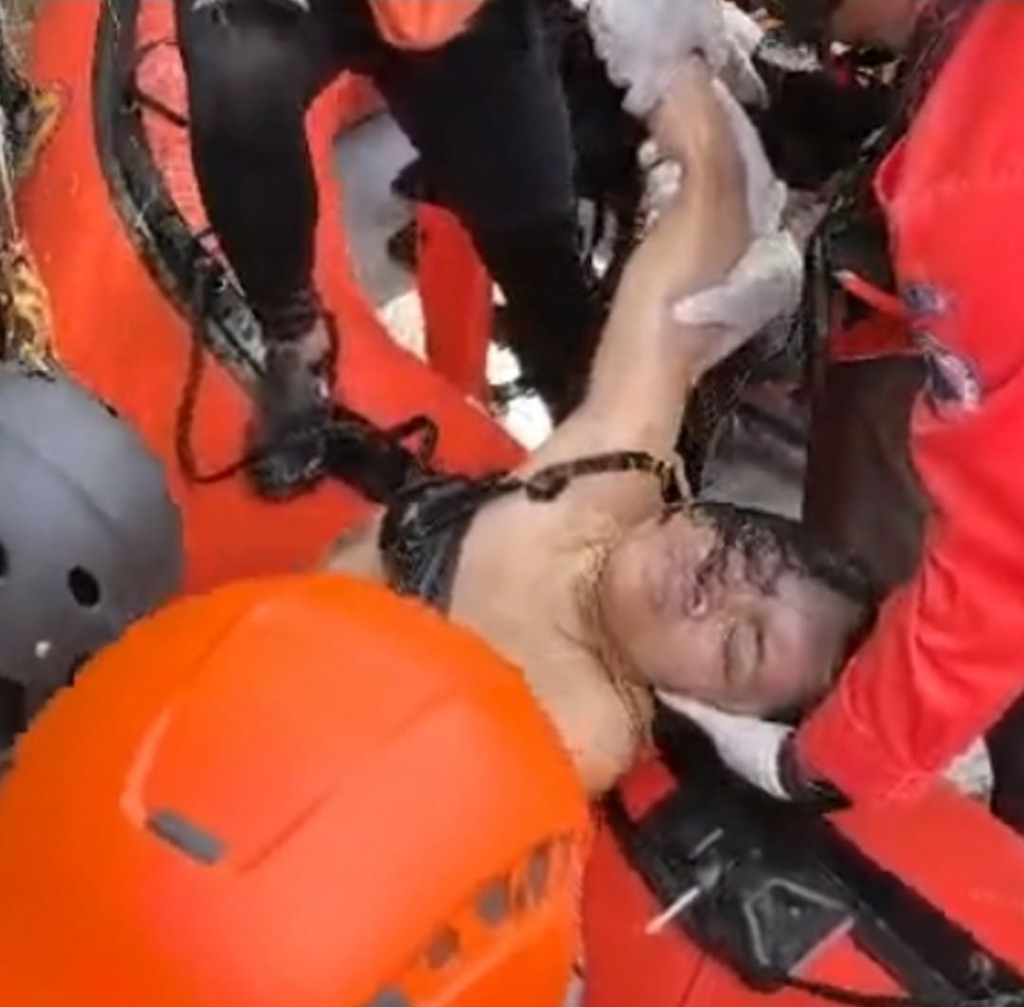 Petugas saat mengevakuasi korban. SP/Lestariono