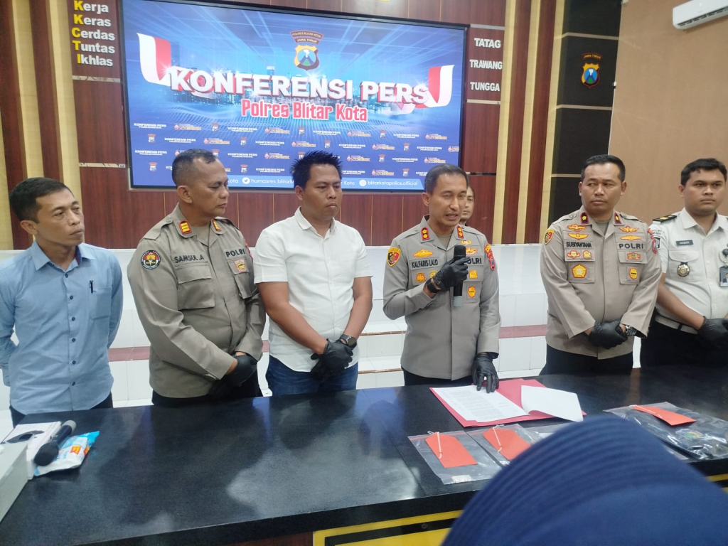 Kapolres Blitar Kota AKBP Kalfaris saat memberikan keterangan kepada awak media. SP/Lestariono