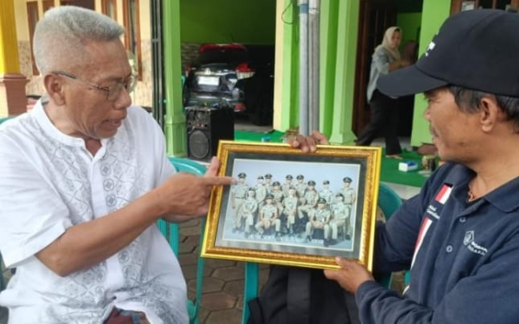 Drs Anwar camat Wonoayu memperlihatkan foto putri Adzra Sybil Alvina semasa di IPDN Jatinangor. SP/HDK