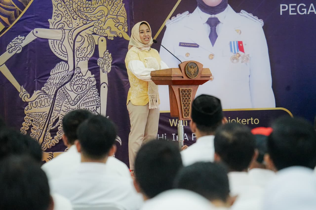 Wali Kota Mojokerto, Ika Puspitasari saat memberikan pembekalan Pegawai Pemerintah dengan Perjanjian Kerja (PPPK) Paruh Waktu di lingkungan Pemerintah Kota Mojokerto. SP/Dwy AS