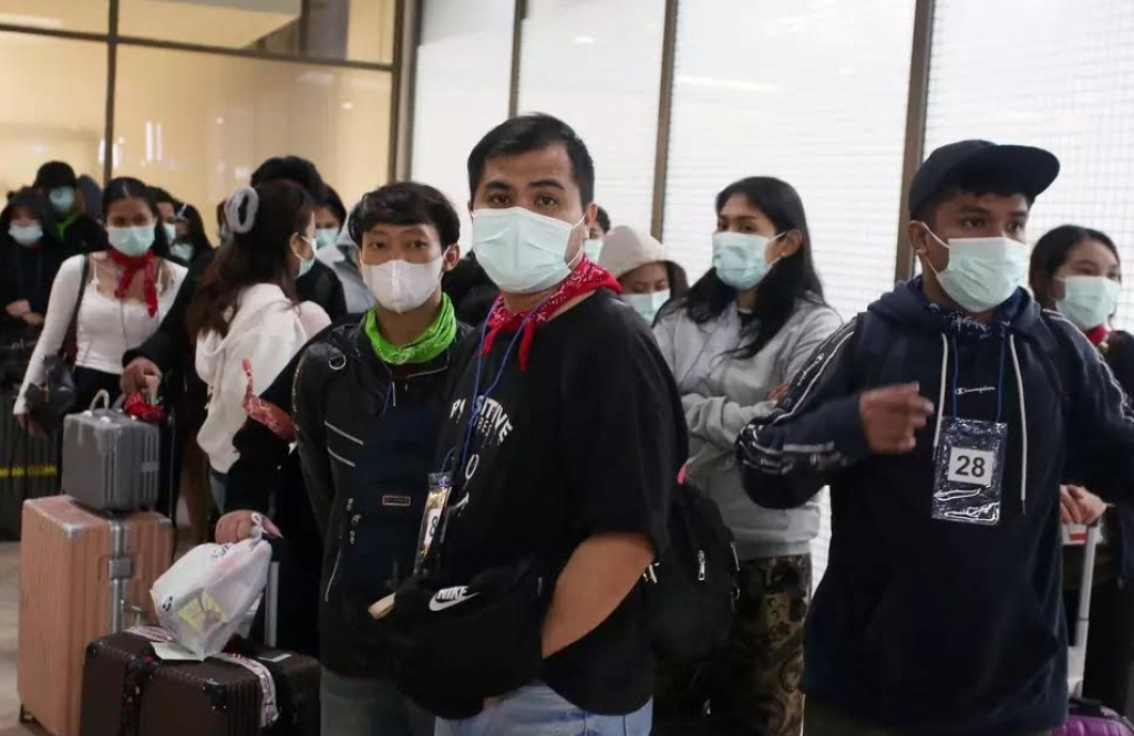 Ratusan WNI tiba di bandara Soekarno-Hatta Jakarta, setelah dipulangkan oleh Kedubes RI di Phnom Penh, Kamboja. Mereka diduga terlibat aktivias online scam dan perjudian.