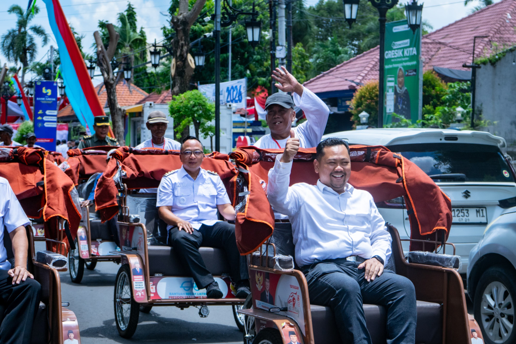 Bupati Gresik Fandi Akhmad Yani dan Wabup Asluchul Alif saat mencoba menaiki becak listrik di kawasan wisata Bandar Grissee. SP/M Aidid
