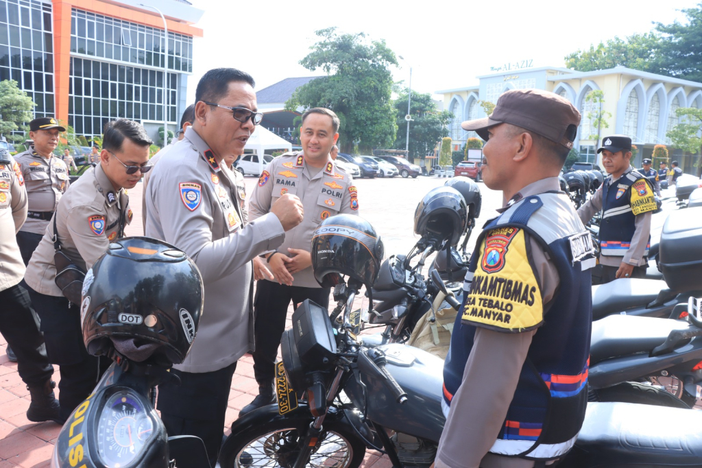 Kakorbinmas Baharkam Polri Brigjen Pol M Syafiruddin didampingi Kapolres Gresik AKBP Ramadhan Nasution saat berbincang dengan anggota di halaman Mapolres Gresik. SP/M Aidid