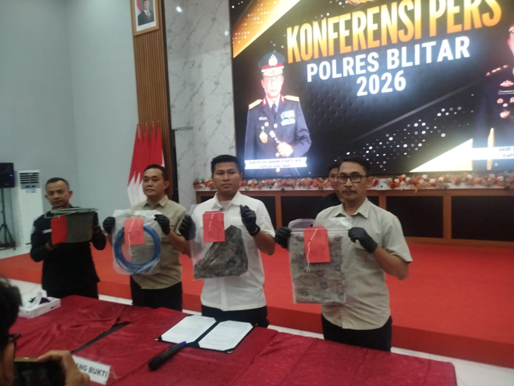 Petugas menunjukkan barang bukti saat rilis. SP/Lestariono