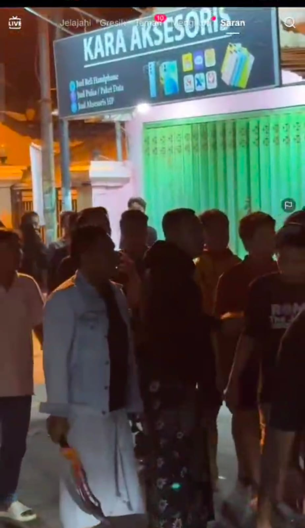 Suasana panas sebelum tawuran terlihat ada peserta yang membawa senjata tajam. SP/M Aidid