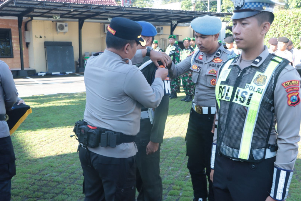 Tampilkan dua tokok wayang Werkudoro dan Gatut Kaca, untuk sosialisasi keselamatan, Waka Polres Blitar Kota menyematkan pita pada petugas Opsi.Kamsel.Semeru 2026. SP/ Lestariono