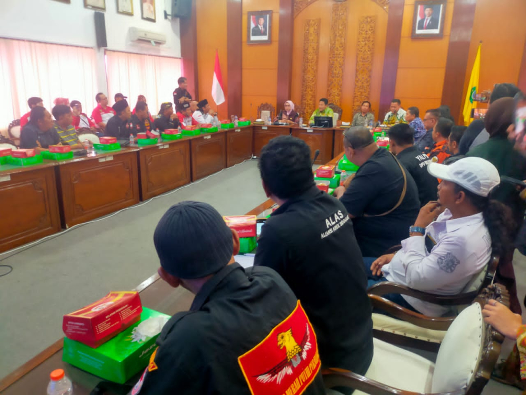 Berbagai elemen masyarakat seperti ORMAS, LSM dan aktifis Sidoarjo menemui Bupati Sidoarjo berharap ada Islah guyup rukun membangun Rakyat Sidoarjo. SP/ Handoko