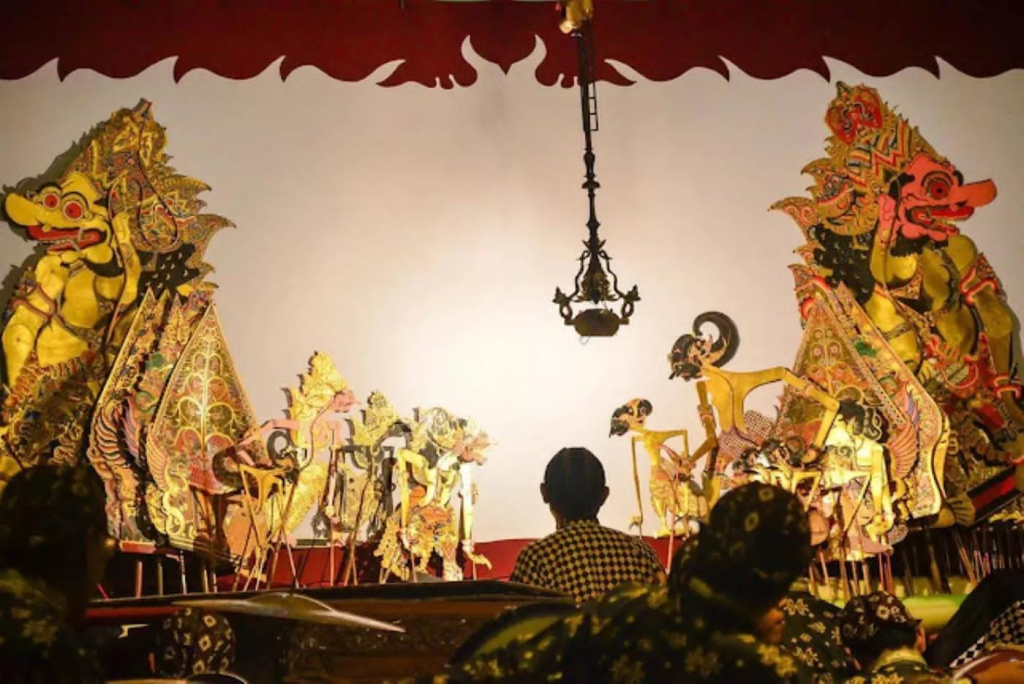 Pagelaran wayang kulit, acara sedekah bumi dilapangan Dusun Balongan, Desa Janti. SP/JUM