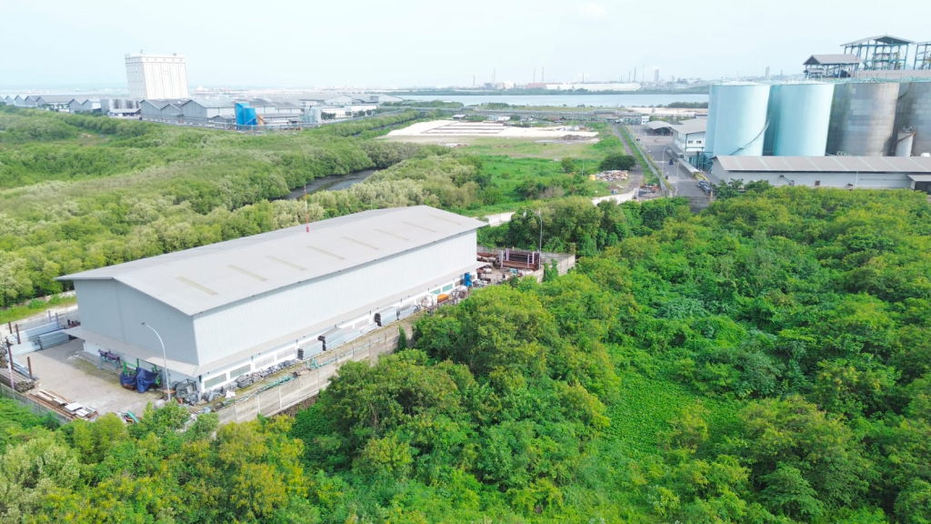 Pemanfaatan ruang laut tanpa ijin (PKKPRL) dari Kementerian Kelautan dan Perikanan oleh PT Surya Sarana Marina, anak usaha Wings Group di perairan Desa Sukomulyo, Manyar, Gresik. SP/Maidid