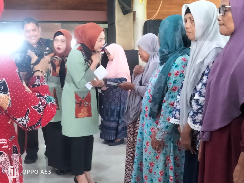 Pemberian santunan kepada kaum duafa dan yatim oleh Hj Sriatun. SP/ HIKMAH