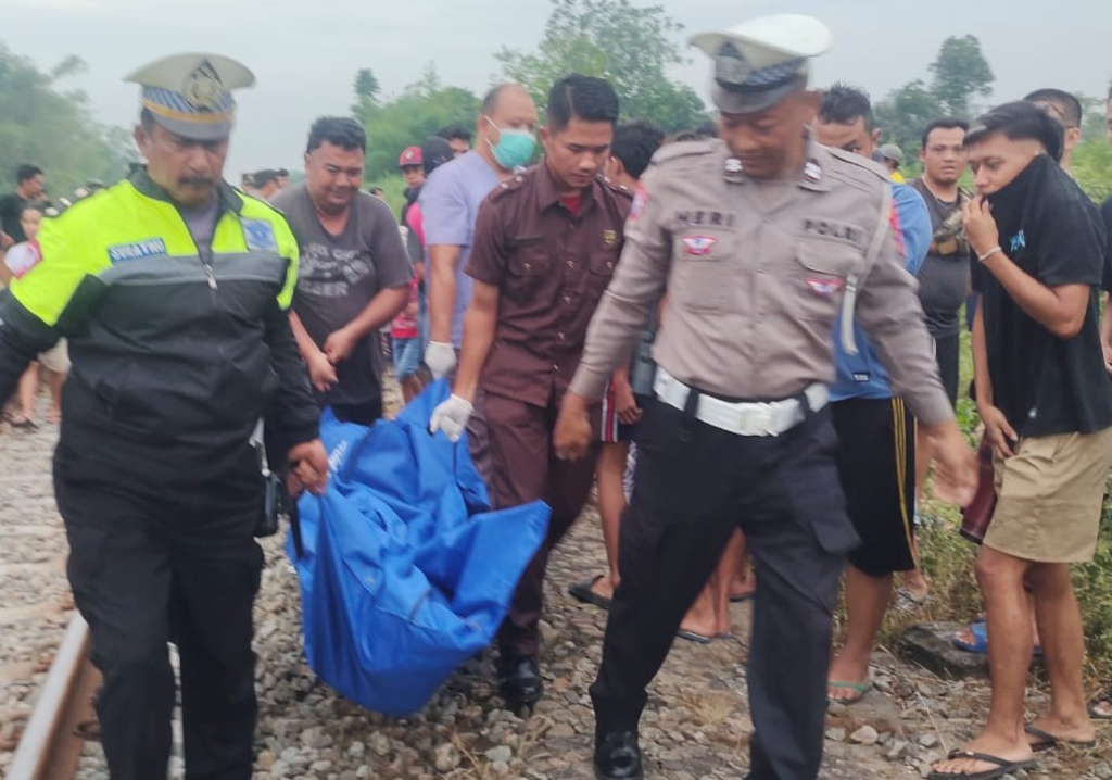 Kejadian kecelakaan Motor tertemper (tertabrak) KA Singosari jurusan Malang - Jakarta di perlintasan Rel KA tanpa palang pintu di desa Ngaglik Kec.Srengat Kab.Blitar. SP/ Lestariono
