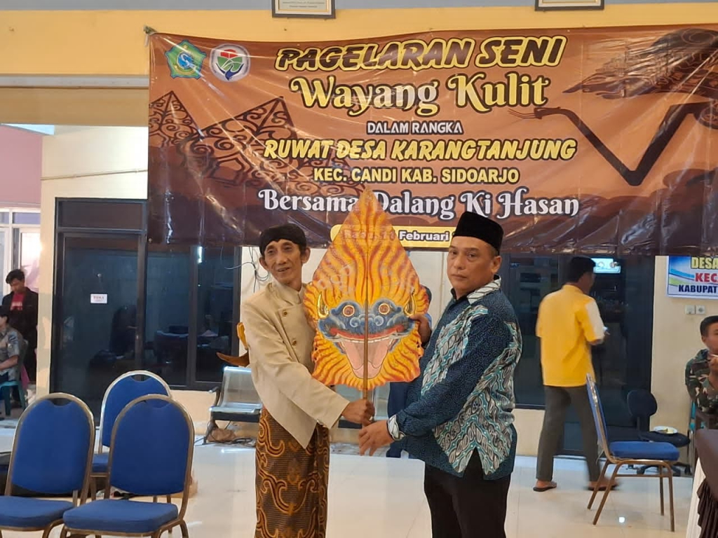 Pemdes Karang Tanjung Kecamatan Candi mengadakan Ritual Sedekah Bumi dengan menggelar wayang kulit. SP/ HIKMAH