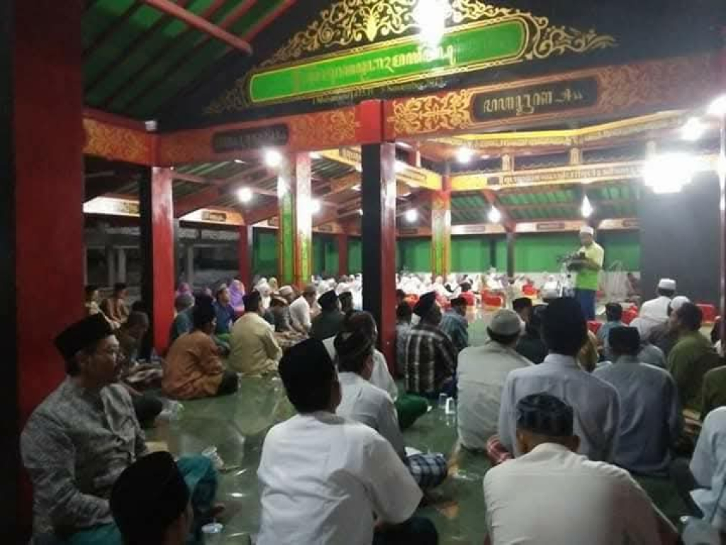 Rutinan tahlil dan  istighosah di Makam Sunan Mayang Madu di Belakang Masjid Jelang masih terus berjalan sampai saat ini. SP/IST