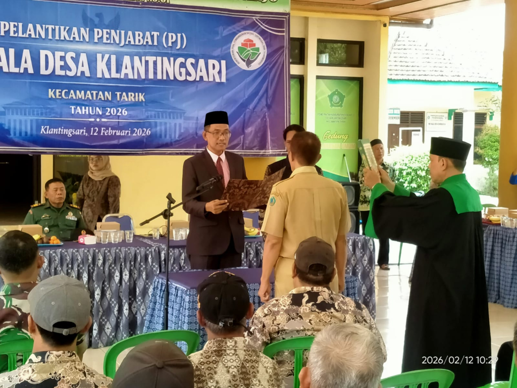 Camat Tarik, Muhamad Rofiq, S.Sos, saat melantik Muslikhin menjabat sebagai Pj. Kades Klantingsari. SP/JUM