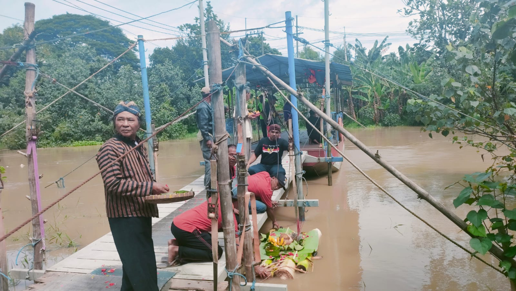 Peristiwa Lestarikan Sedekah Bumi, Warga Bogempinggir Gelar Ritual Larung Sesaji