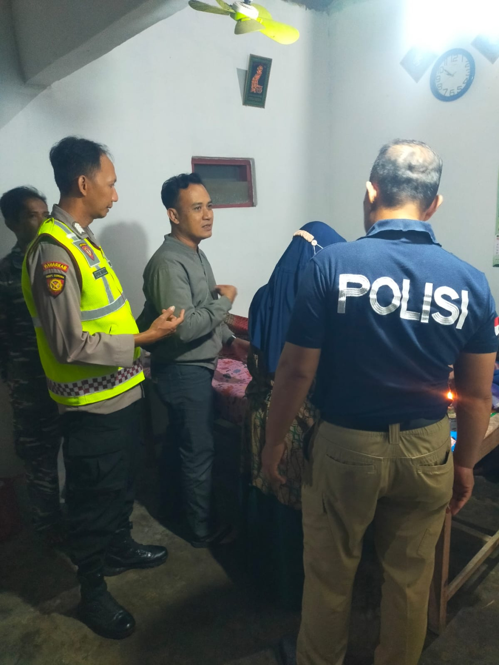 Korban dalam pemeriksaan team medis Bidan desa, dan Inafis Sat.Reskrim Polres Blitar serta pihak Poskamdu dan Kapolsek Wonotirto. SP/ Lestariono