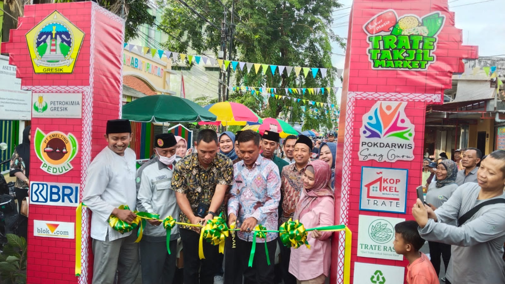 Peresmian outlet “Trate Rasa”, pusat oleh-oleh dan produk unggulan warga yang dibangun di atas lahan seluas 180 meter persegi di Kelurahan Trate, Kecamatan Gresik. SP/ MAIDID