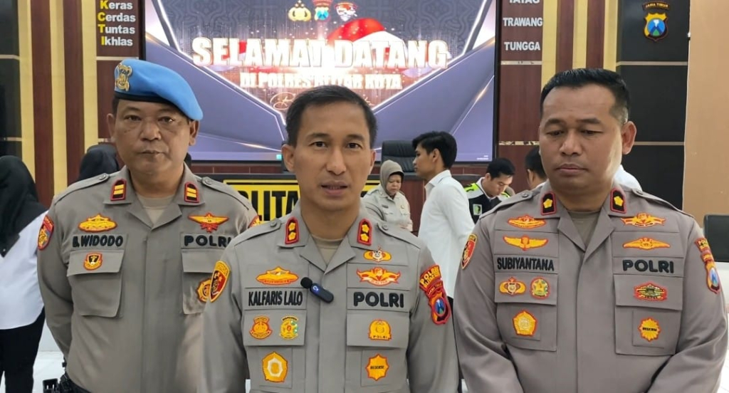 Kapolres Blitar Kota AKBP Kalfaris Lalo saat memberi keterangan pada wartawan. SP/ Lestariono