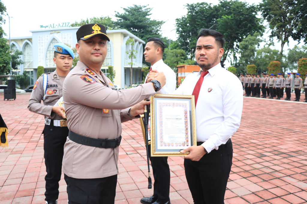 Salah satu penerima penghargaan diberikan Kapolres AKBP Ramdhan Nasution kepada Kanit Resmob Satreskrim Ipda Andi Muh Asyraf Gunawan. SP/Maidid