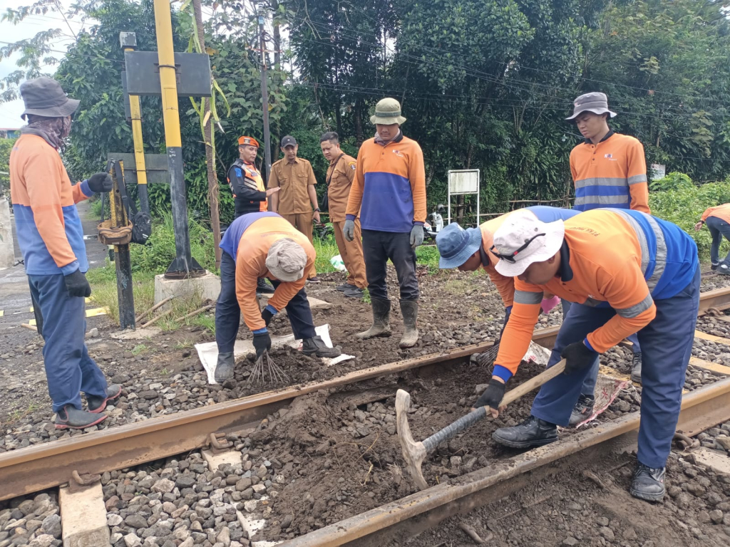 im PAM 7 Madiun dan Tim JR 7.11 Blitar, KAI kembali melakukan normalisasi jalur dengan menutup perlintasan sebidang yang berisiko tinggi di wilayah Blitar.  SP/ Lestariono