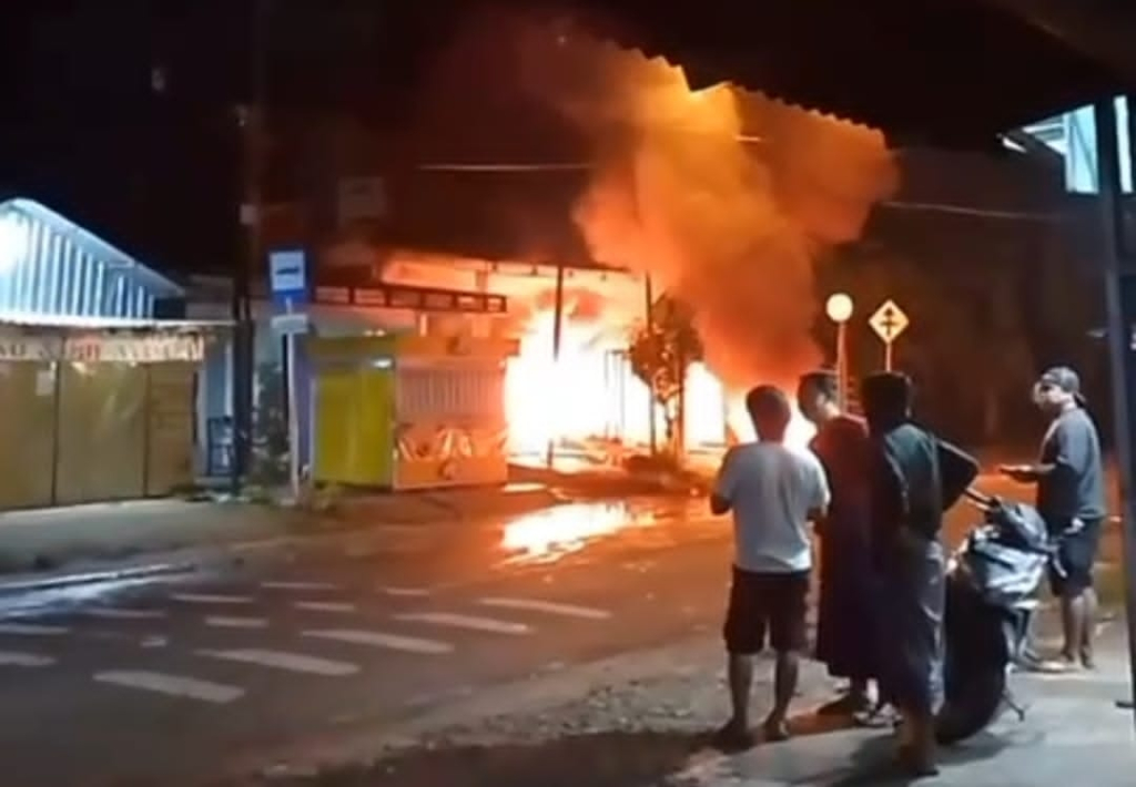 Rumah pelaku pembacokan Saifuddin alias Din Maling dibakar massa. SP/Maidid