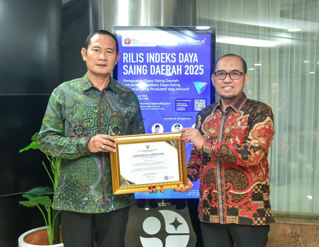 Bupati dan Kepala Bapperida Lamongan menunjukan sertifikat IDSD. SP/IST