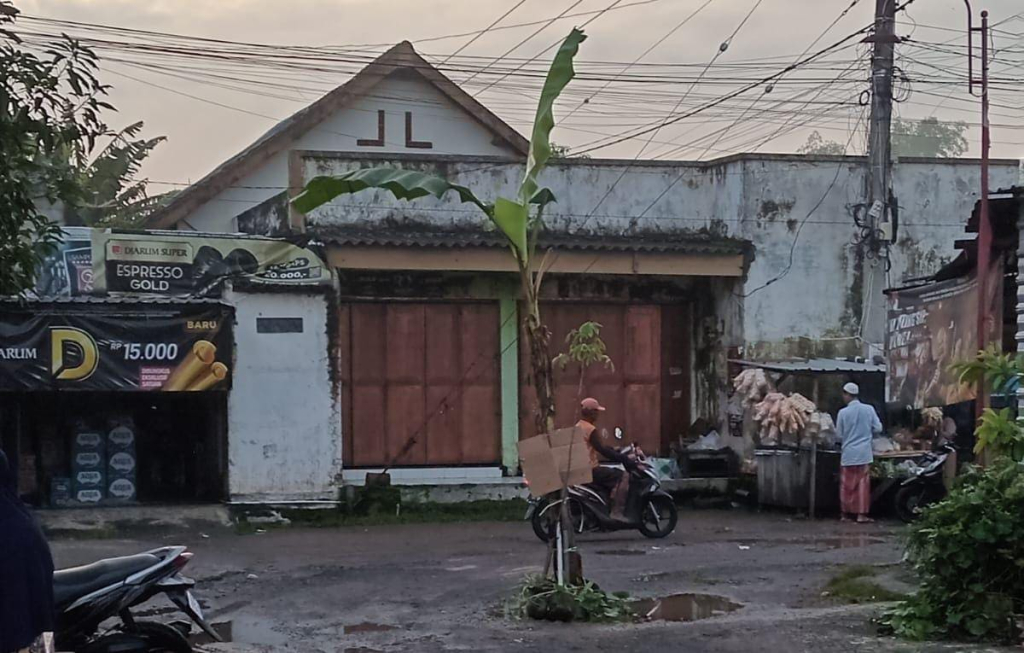 Pohon pisang ditanam warga di tengah jalan rusak parah di RT 3 Desa Sidomulyo, Kecamatan Wonoasri, Kabupaten Madiun.
