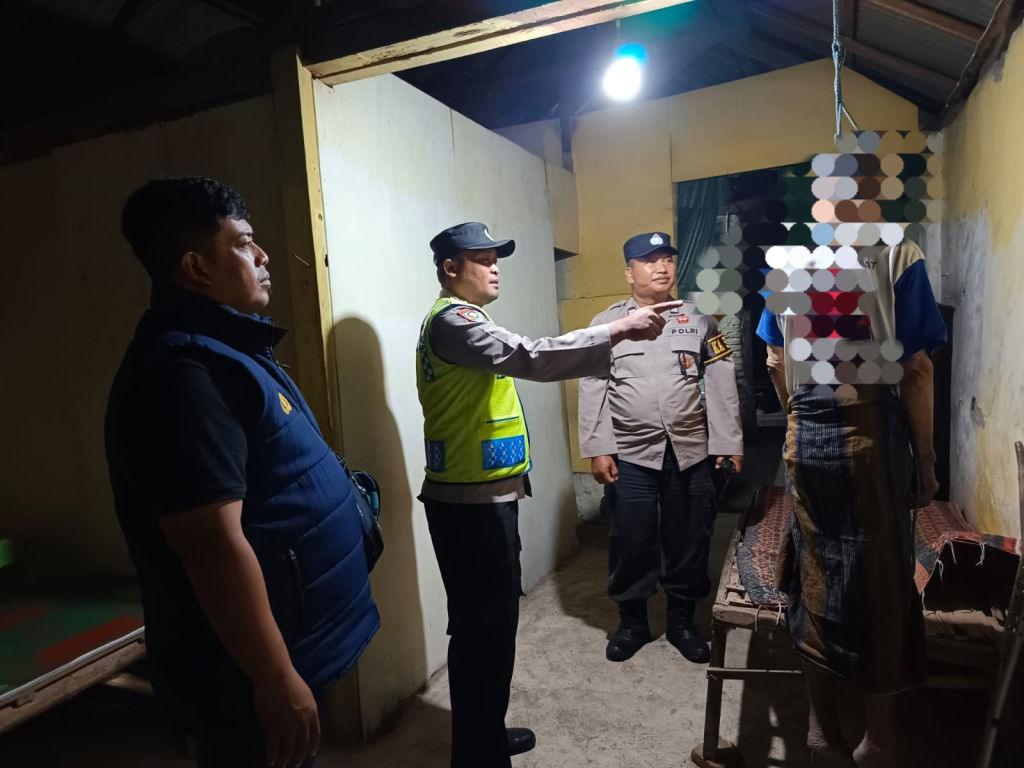 Polisi saat melakukan evakuasi pada korban.