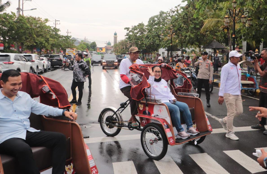 Wakil Ketua Umum Yayasan Gerakan Solidaritas Nasional (GSN) Nanik S Dayeng saat konvoi becak listrik usai penyerahan bantuan Becak Listrik dari Presiden Prabowo, Minggu (8/02/2026).