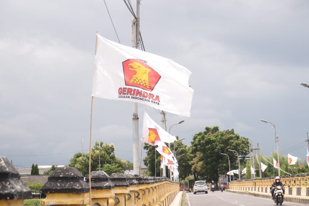 Atribut partai Gerindra yang belum di lepas berjajar di Jembatan Prambanan kota Madiun.
