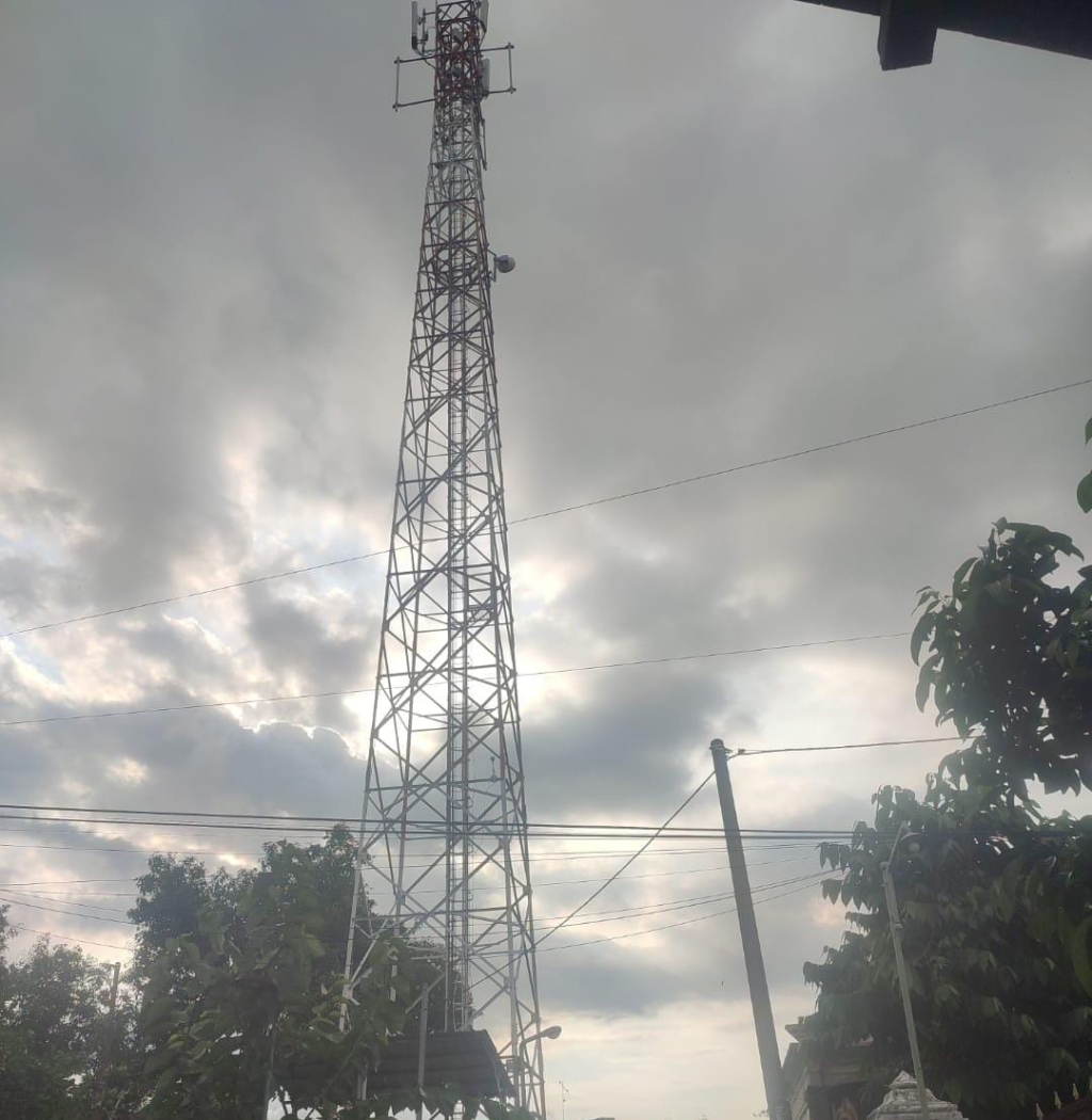 Menara BTS yang berdiri di tengah permukiman padat di Kabupaten Ponorogo, Jawa Timur. Seorang warga mengajukan gugatan Perbuatan Melawan Hukum (PMH) terhadap pengelola menara dan pihak terkait, dengan nilai tuntutan Rp51 miliar.