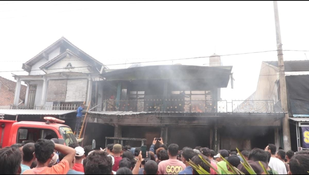Kebakaran hebat melahap sebuah ruko kelontong di Dusun Sidorejo Desa Sidorejo Kecamatan Kebonsari Kabupaten Madiun, Kamis (19/02/2026), api diduga berasal dari korsleting listrik pada mesin pertamini.
