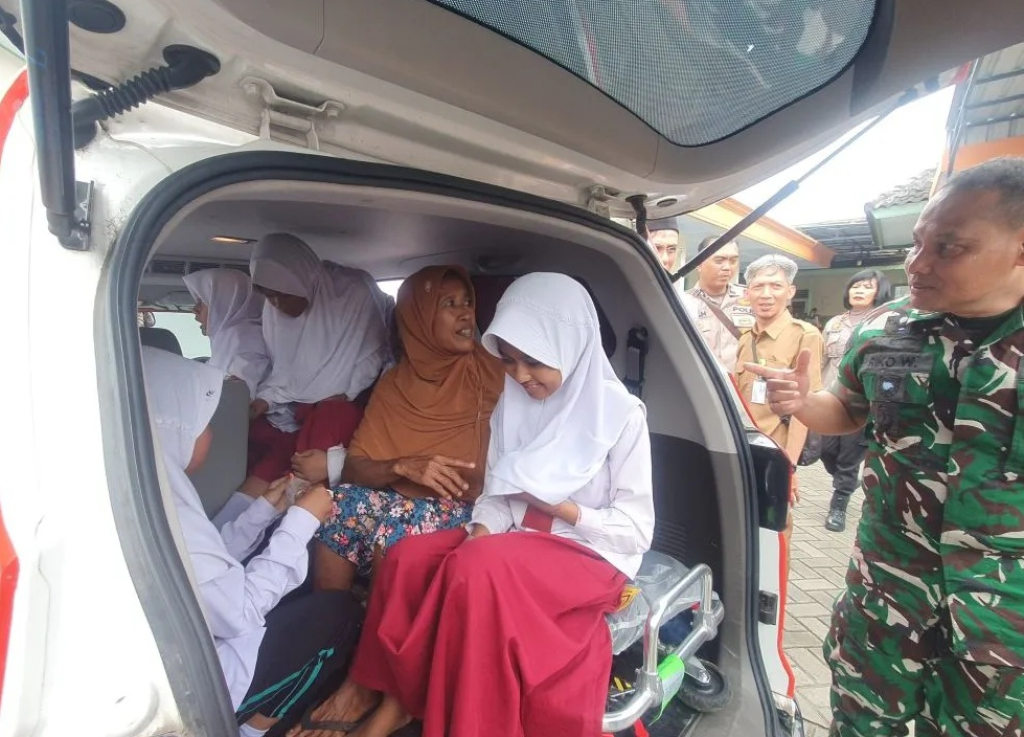 Sejumlah pelajar SD Negeri 3 Bungur menjalani perawatan medis di Puskesmas Bungur, Tulungagung, Jawa Timur. SP/ TLG