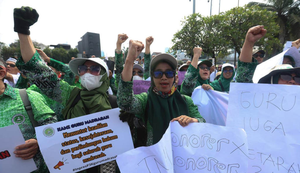 Guru madrasah berunjuk rasa di depan DPR/MPR. Mereka menuntut pengangkatan status menjadi PPPK.