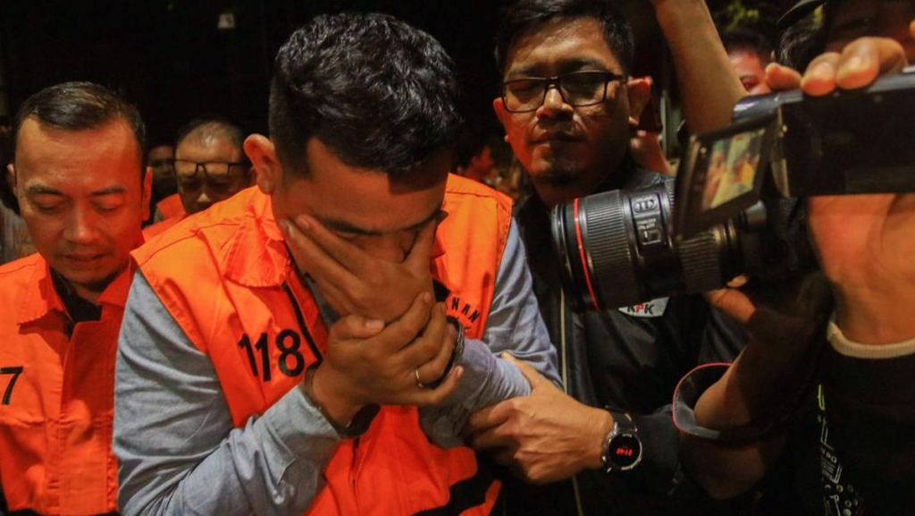 Jhon Field, pemilik PT Blueray Cargo, ditahan oleh KPK setelah ditetapkan sebagai tersangka suap importasi barang yang menyeret sejumlah pejabat Bea Cukai.