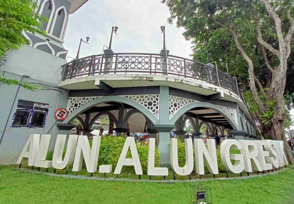 Suasana Alun-alun Gresik yang tampak sepi pedagang kaki lima maupun pengunjung. SP/ GRS