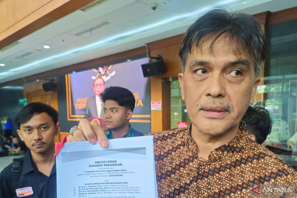 Roy Pakpahan bersama 28 tokoh koalisi Insan Pers dan Masyarakat Sipil saat mengajukan amicus curiae terkait eks Direktur Pemberitaan Jak TV, yang didakwa merintangi penyidikan.