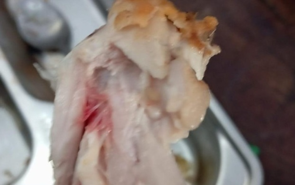 Penampakan ayam mentah di menu MBG Jombang, Jawa Timur. SP/ JBG