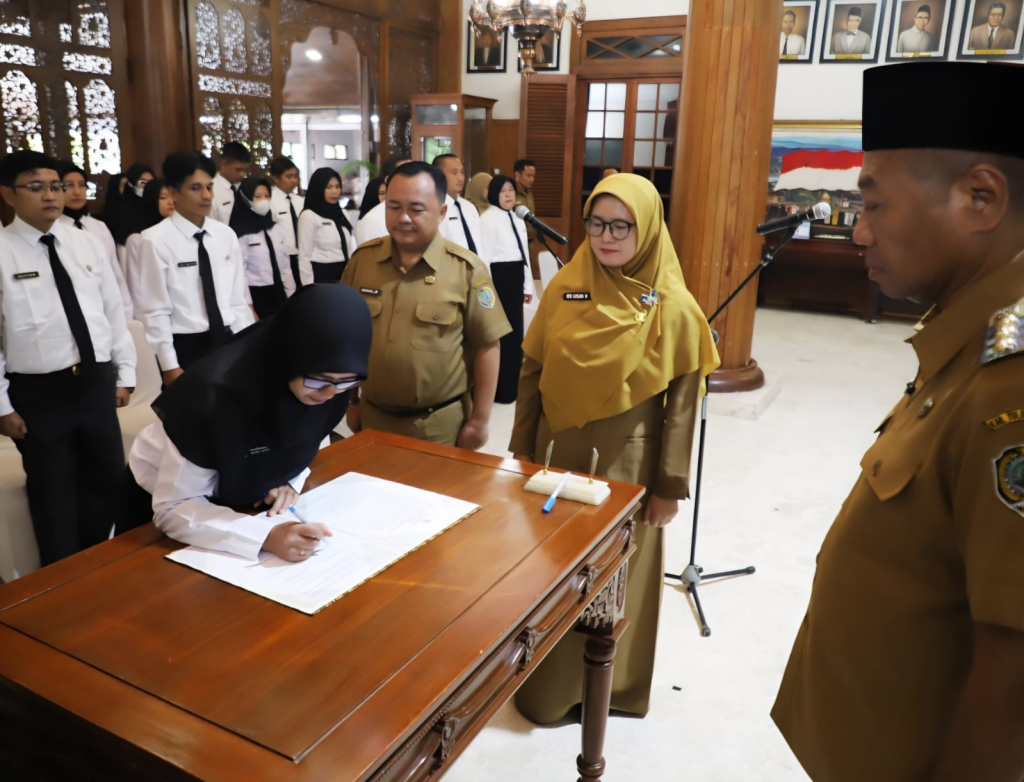 Bupati Tulungagung Gatut Sunu Wibowo secara resmi melantik dan mengambil sumpah janji 27 pejabat fungsional di lingkup Pemkab Tulungagung