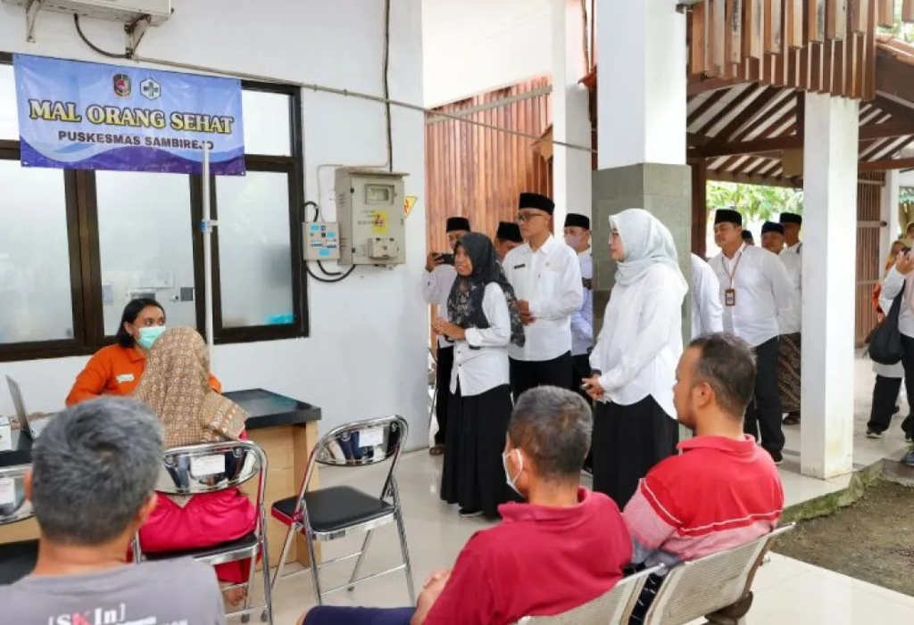 Bupati Banyuwangi Ipuk Fiestiandani saat meninjau pelaksanaan "Mal Orang Sehat" di Puskesmas Desa Sambirejo, Kecamatan Bangorejo. SP/ BYW