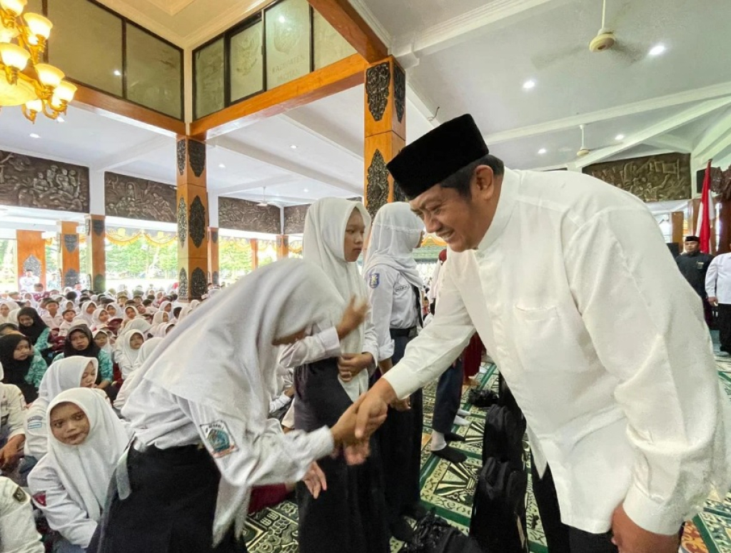 Wakil Bupati Pacitan Gagarin Sumrambah (kanan) menyerahkan santunan kepada anak yatim di Pendopo Kabupaten Pacitan, Jawa Timur. SP/ PCT