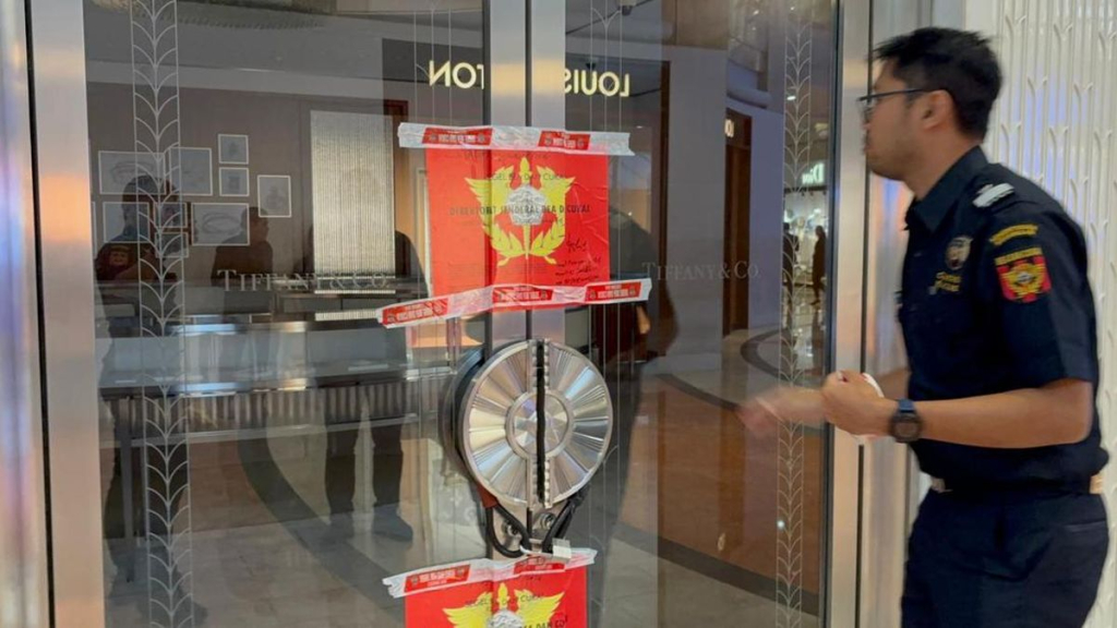 Pihak Direktorat Jenderal Bea dan Cukai Jakarta saat melakukan penyegelan terhadap sejumlah toko perhiasan mewah Tiffany & Co di Plaza Senayan, Jakarta, Rabu (11/2/2026).