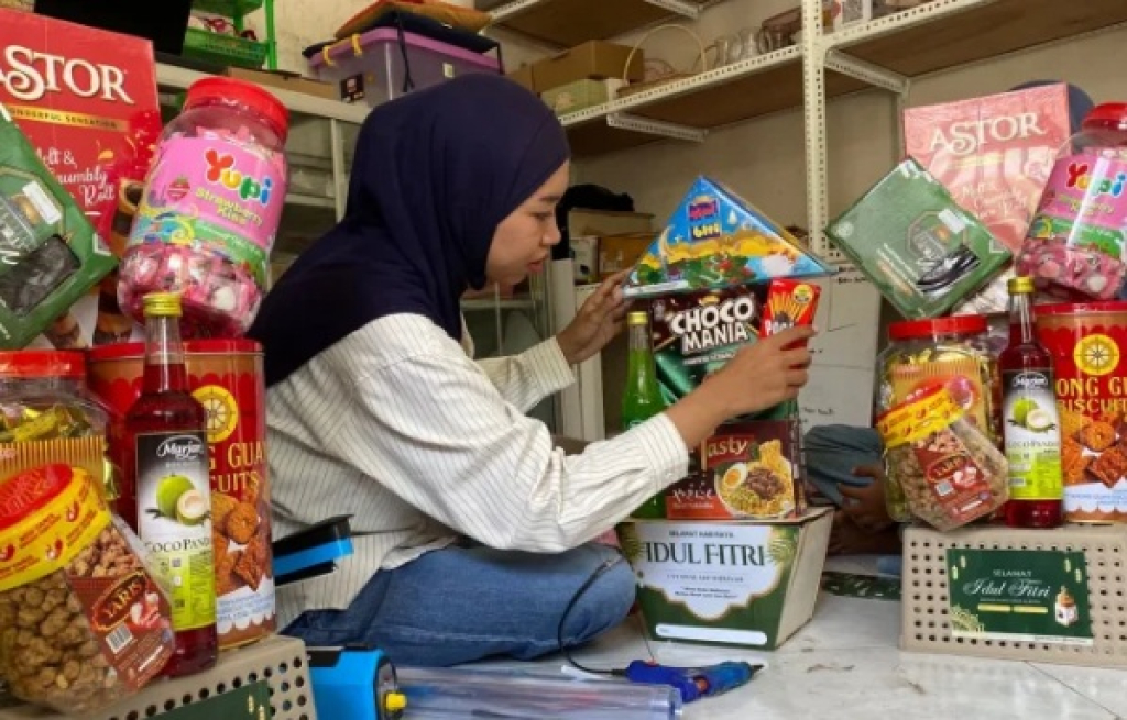 Ilustrasi. Salah satu pelaku bisnis hampers Hari Raya yang kebanjiran pesanan saat Ramadhan. SP/ TBN
