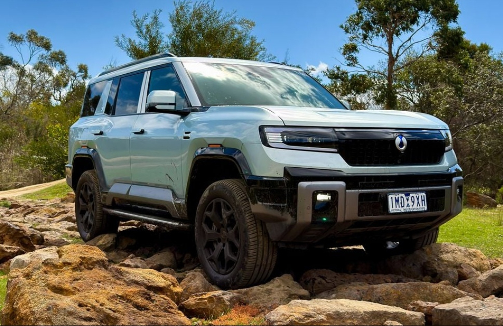 SUV Denza B8. SP/ JKT  