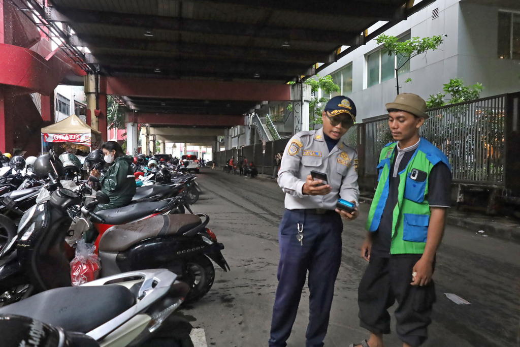 Sosialisasi penerapan parkir digital atau nontunai oleh petugas Dinas Perhubungan kota Surabaya ke petugas parkir Tepi Jalan Umum (TJU). SP/Ist