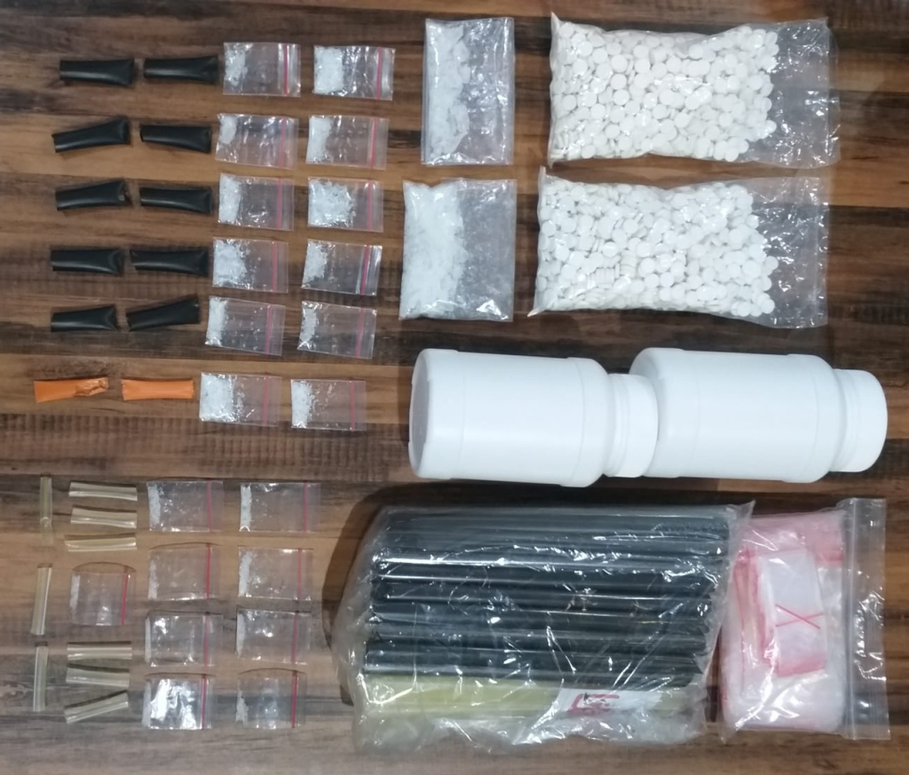 Barang Bukti 49 poket dengan berat keseluruhan 109,31 gram. Selain itu, petugas juga menemukan dua botol plastik berisi sekitar 2.000 butir Pil LL yang berhasil diamankan.